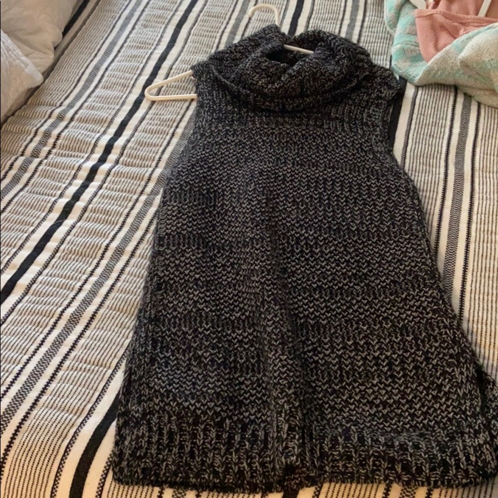 Sleeveless cable knit sweater